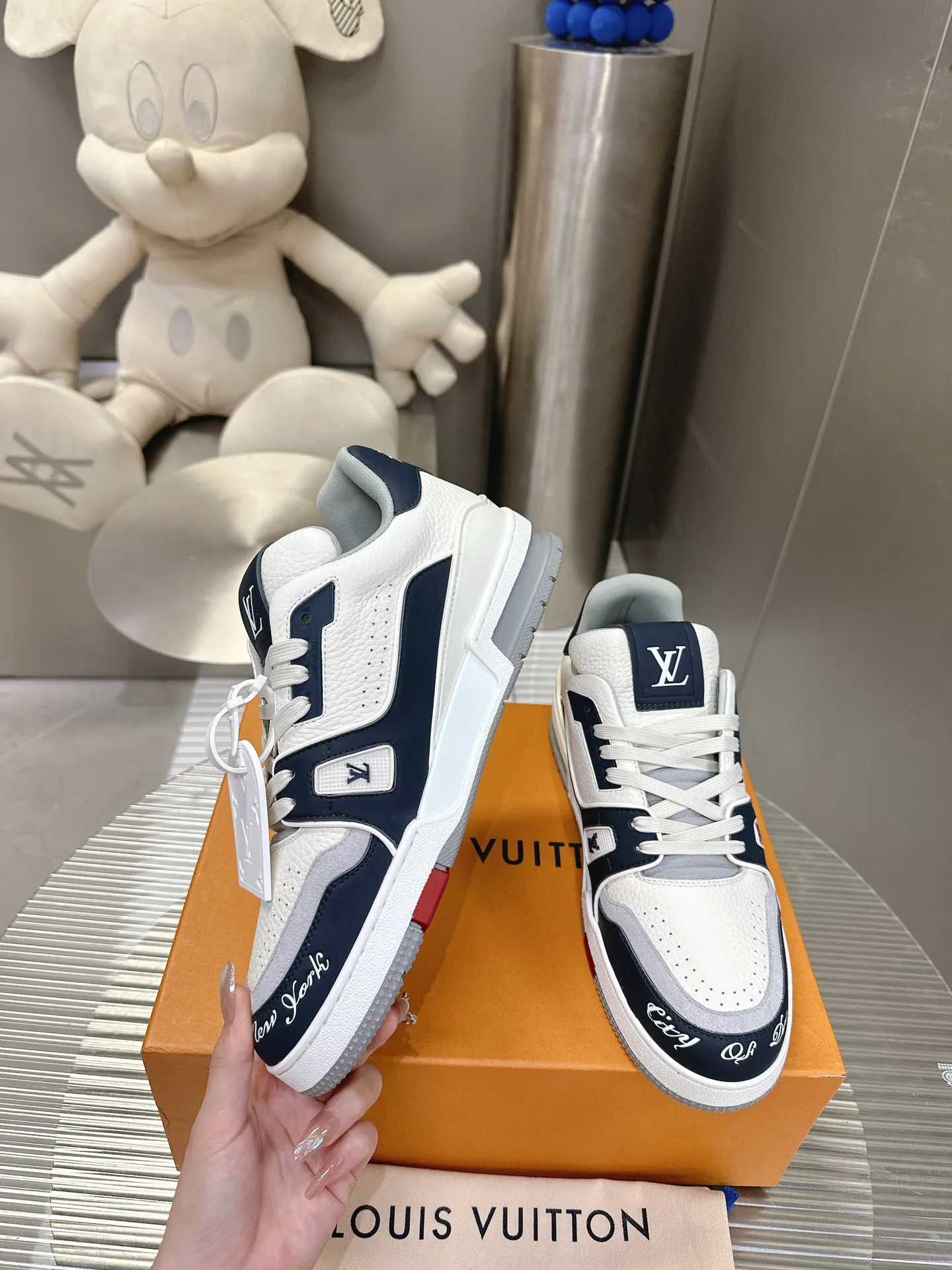 👟👟Ex-factory price 840👟👟The highest version on the Internet⚠️Feel free to compare! 2021🔥New model, purchase quality LV~Louis Vuitton by Virgin Abloh’s best-looking sneakers, Donkey Brand strongly recommends new products, official website limited edition retro basketball sneakers! Both high and low tops cost money to purchase 1:1 accurate replicas of the originals. The details are invincible, full of sincerity, imported custom-made original cowhide, the original package method is the same, the details are 100% restored, and the private model customized the original one-piece T👟👟factory price U outsole, which is different from other brands. Without the original version, this effect cannot be achieved! 35-45 (46 is custom-made and non-refundable) Some colors are available in women’s styles